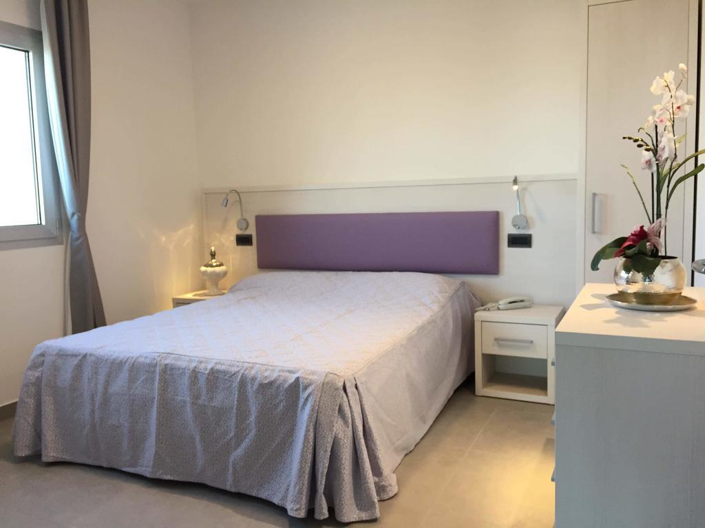 Two Connecting Rooms,324840091:JPEG